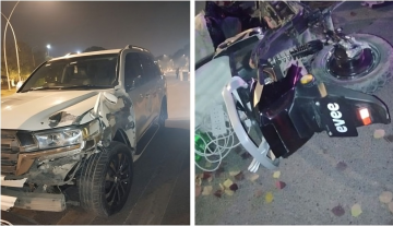 Side-by-side images showing a damaged white SUV with a broken front side on the left, and an overturned black Evee electric scooter lying on the road on the right after a traffic accident.